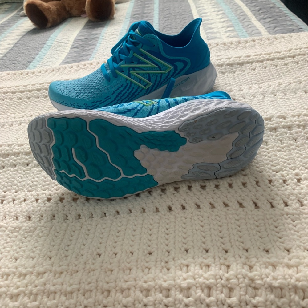 Ladies Running Shoes - Picture 5 of 6